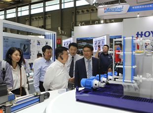 京城機電黨委書記、董事長阮忠奎一行蒞臨華德液壓展位參觀調研